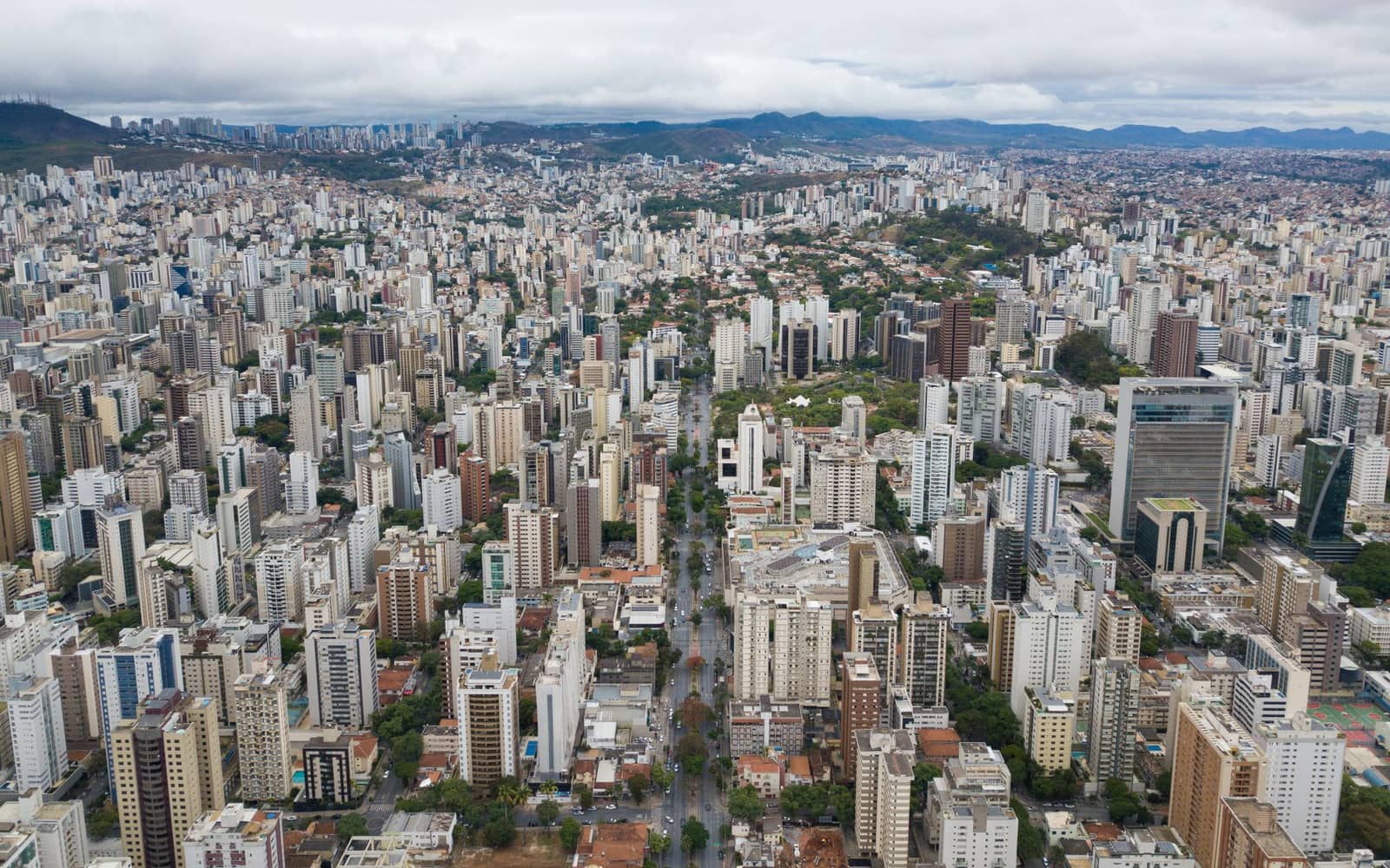 Vista aérea de bairro residencial em Belo Horizonte, com a Serra do Curral ao fundo