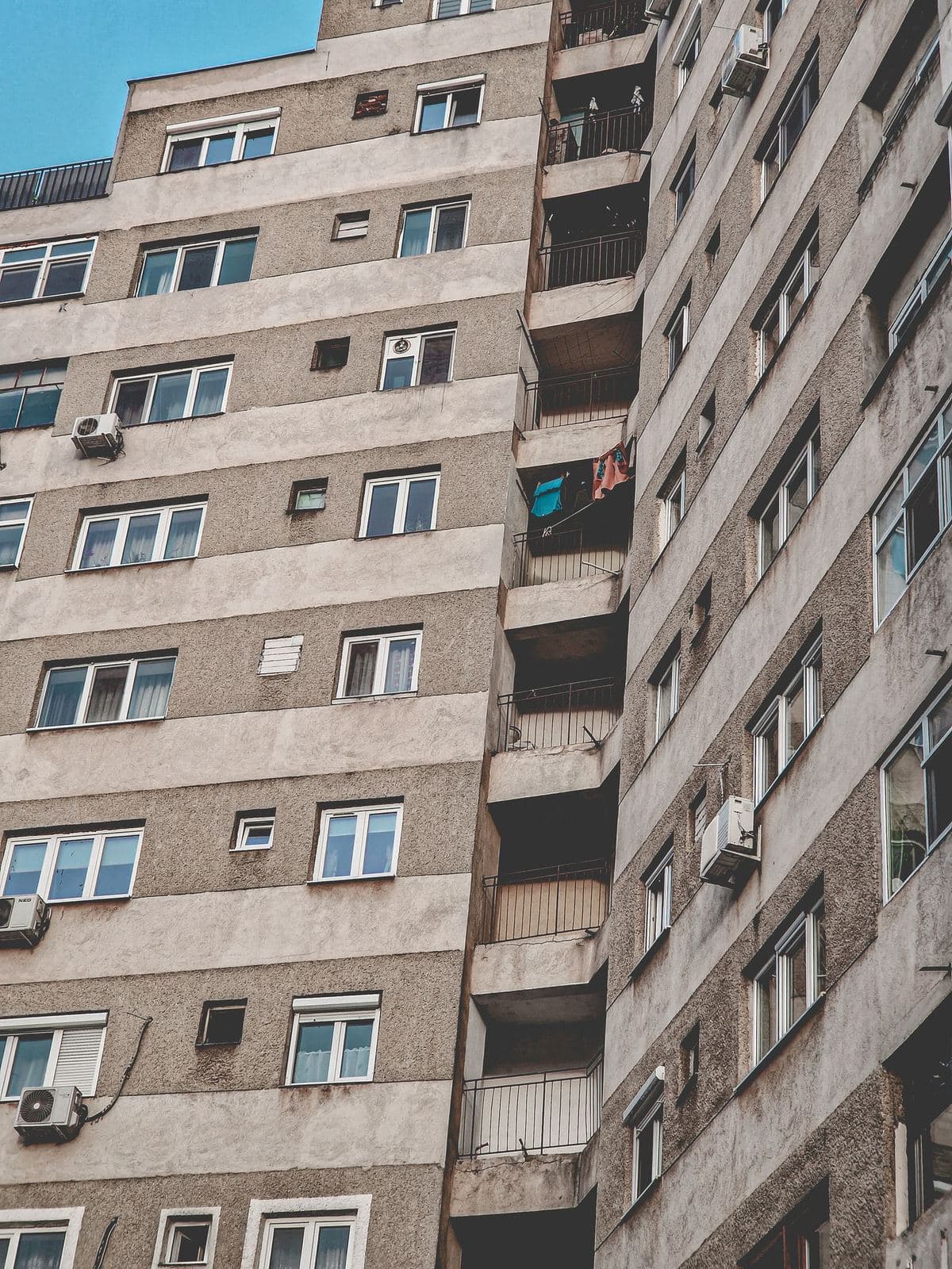 Fachada de prédio residencial com várias sacadas, representando um condomínio de unidades individualizadas