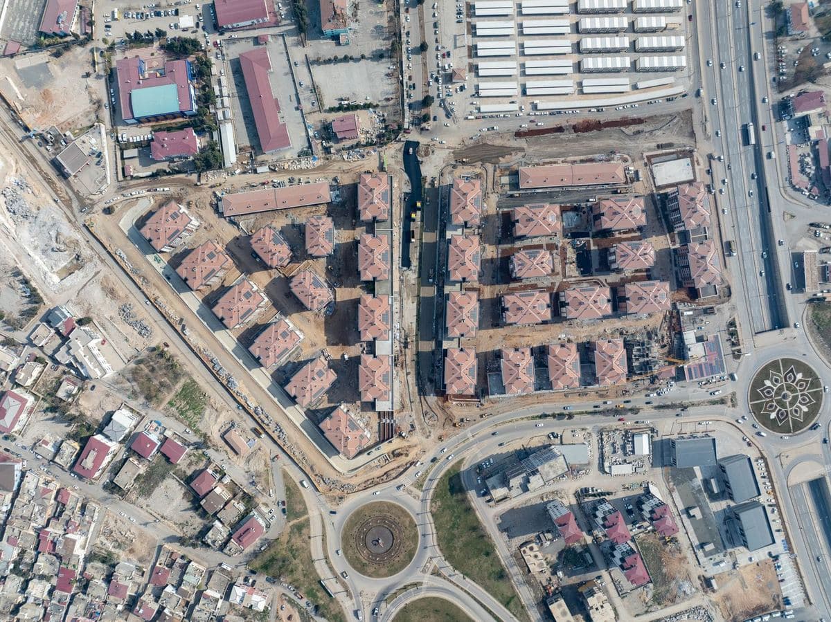 Vista aérea de um novo loteamento urbano com ruas e quadras demarcadas